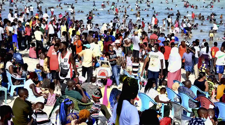 اكتظاظ سكاني على أحد شواطئ كينيا 